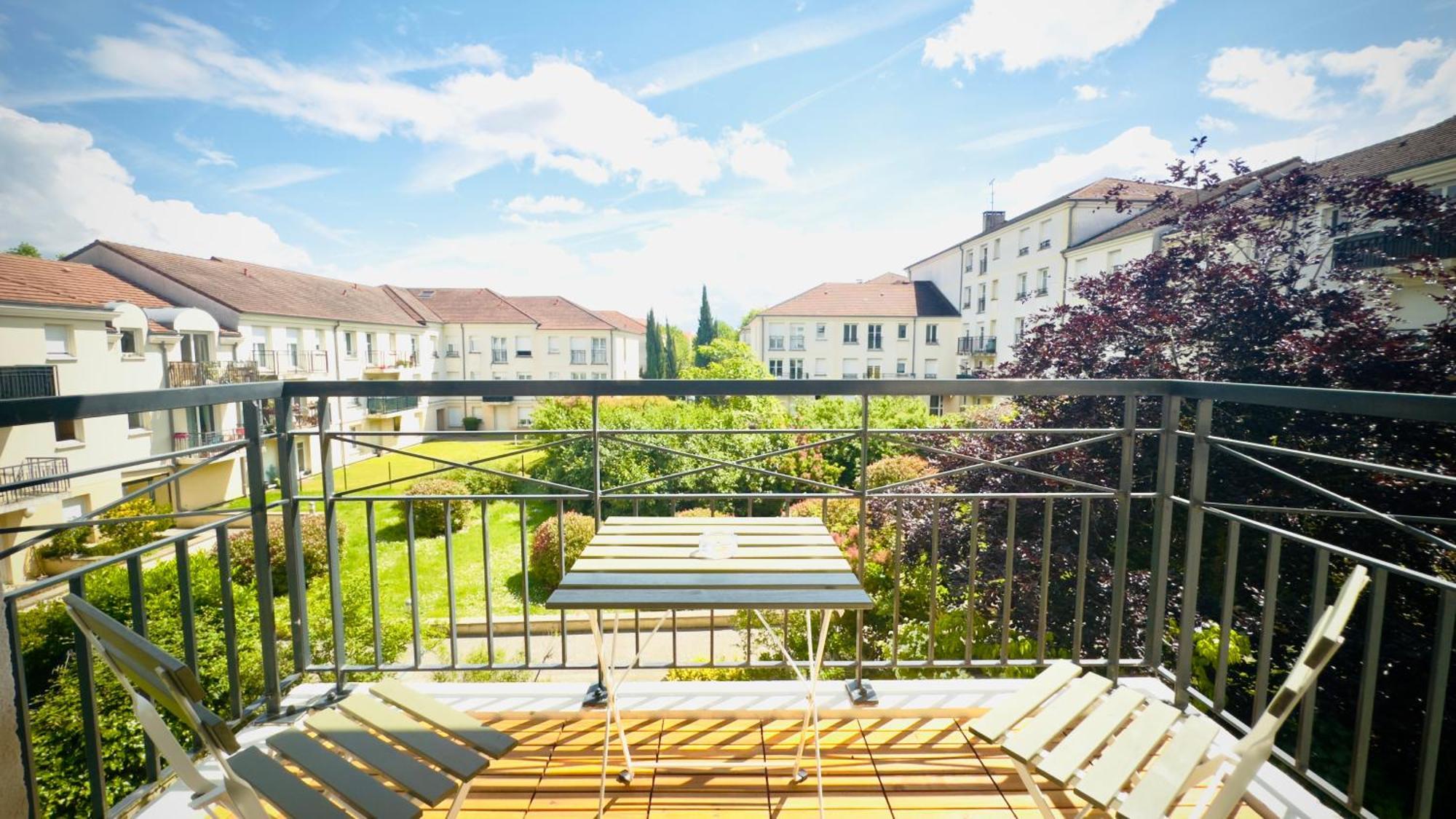 Le Jardin Suspendu, Steps To & Station Bussy-Saint-Georges